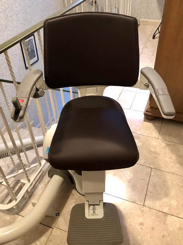Einbaubeispiel: Treppenlift für schmale und steile Treppe