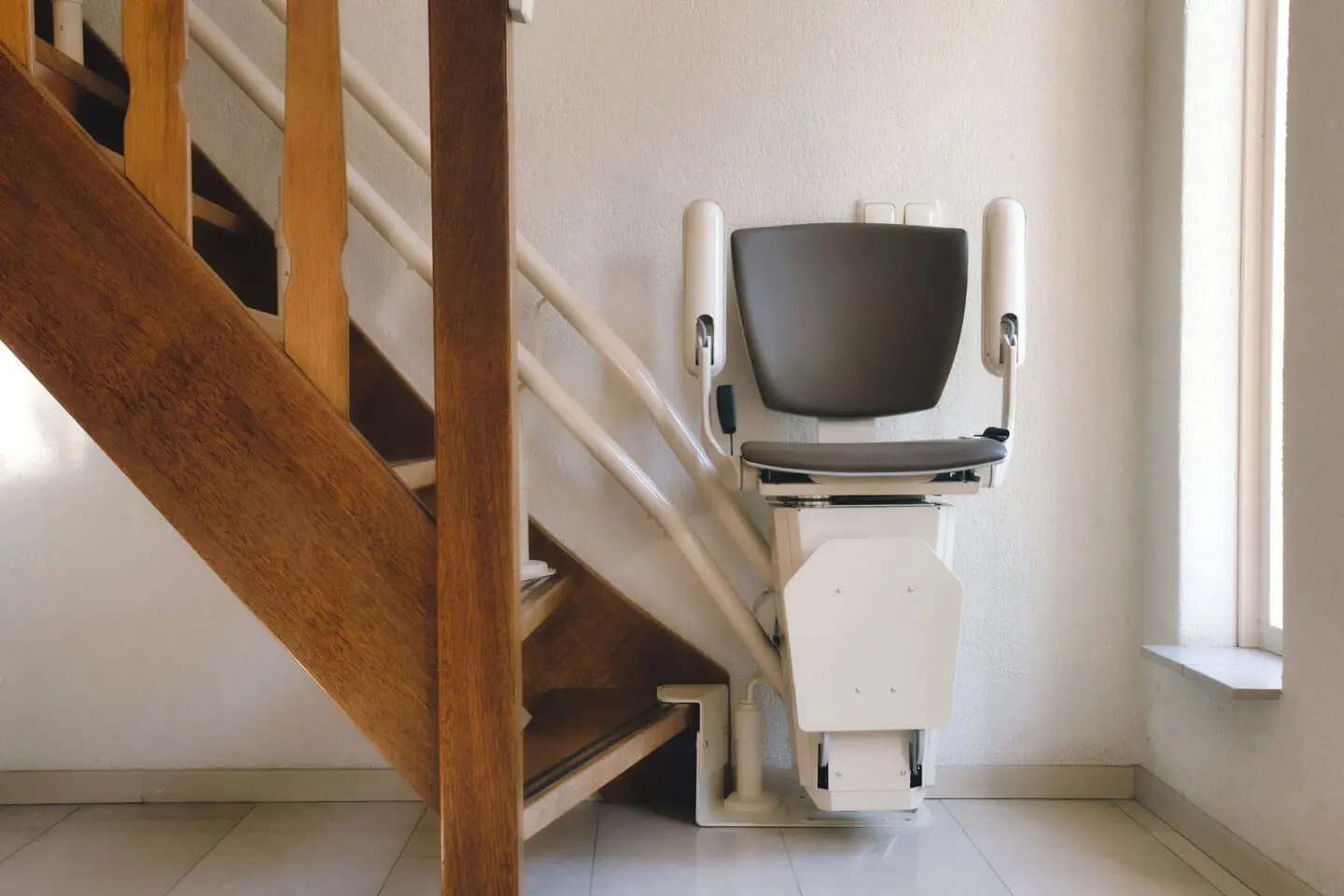 Moderner Treppenlift in einem Haus in Lapitz 17217, Mecklenburg-Vorpommern – barrierefrei wohnen mit Zuschuss.