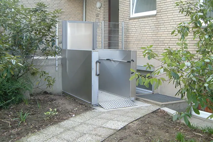 Außen-Plattformlift in Weigendorf – Bayern für Rollstühle